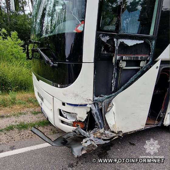 На Кіровоградщині іномарка зіткнулася з автобусом (ФОТО)